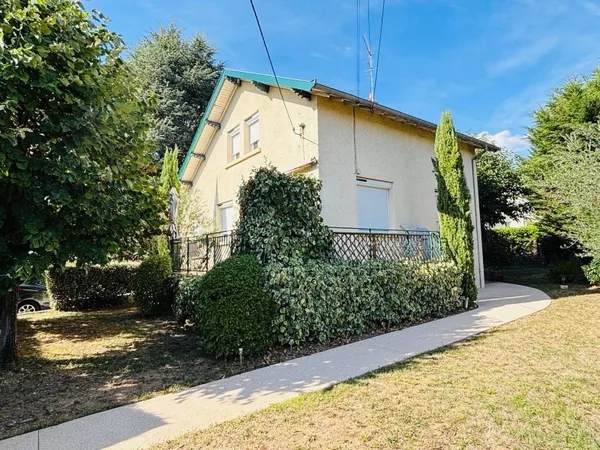 Vends maison au calme, située au fond d'une impasse, à proximité d'établissements scolaires