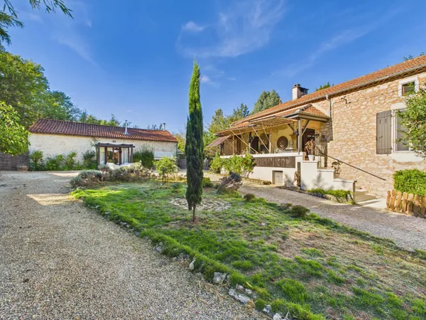 Charmant ensemble en pierre avec maison d'amis et piscine au coeur du Lot
