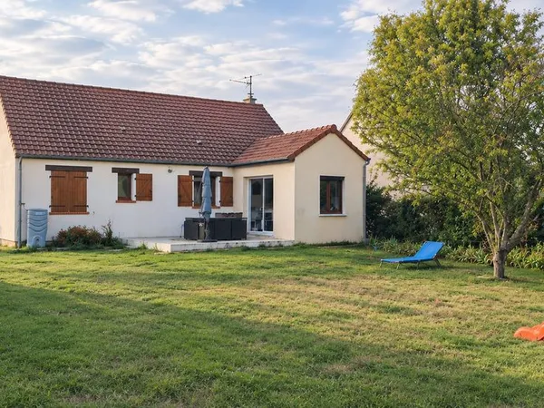 Maison familiale 3 chambres avec grand terrain et garage indépendant — Chailles