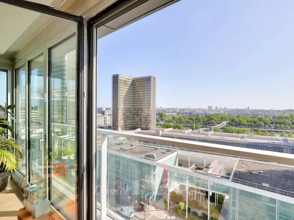 Paris XIIIe - BIBLIOTHEQUE FRANCOIS MITTERRAND Balcon de 19 m² avec vues dégagées sur la Seine + log