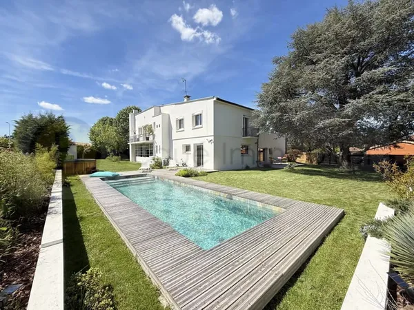 Unique, maison rénovée avec cachet indéniable