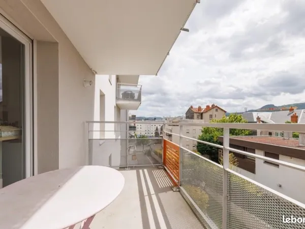 Nouveau bel appartement lumineux et spacieux avec terrasse en place de parking