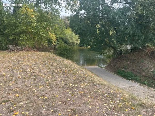 Terrain de 900 m2, plat et accès direct à la voirie