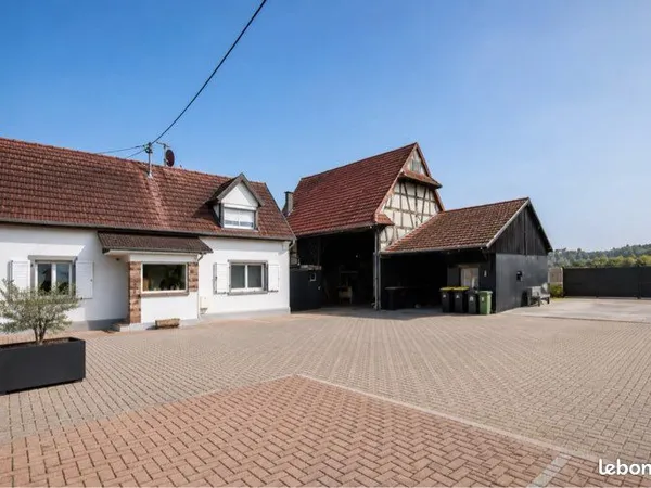 Maison avec 2 logements, grande cour et grange - libre début octobre