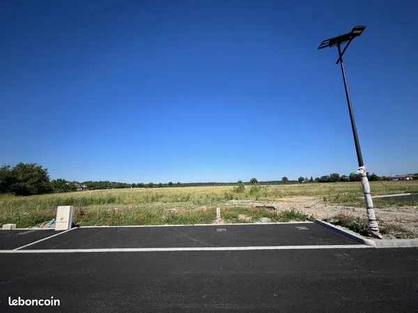 Terrain viabilisé 607m² Centre village LABASTIDETTE