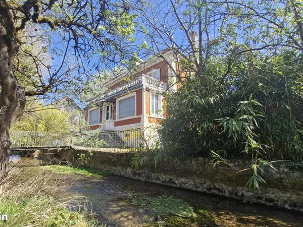 Maison 8 pièces 260 m²