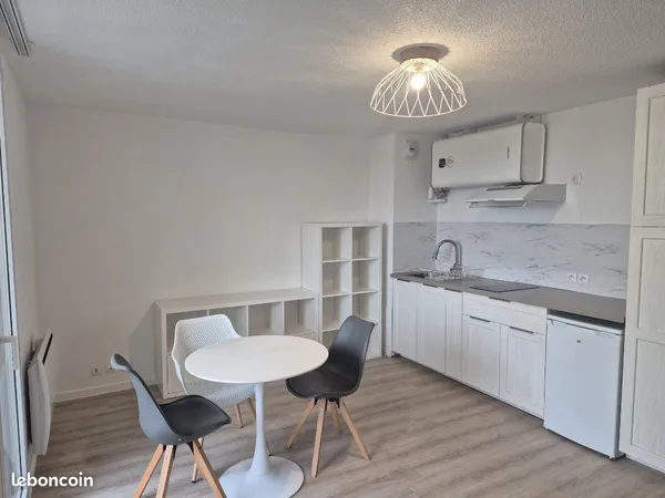Studio lumineux meublé