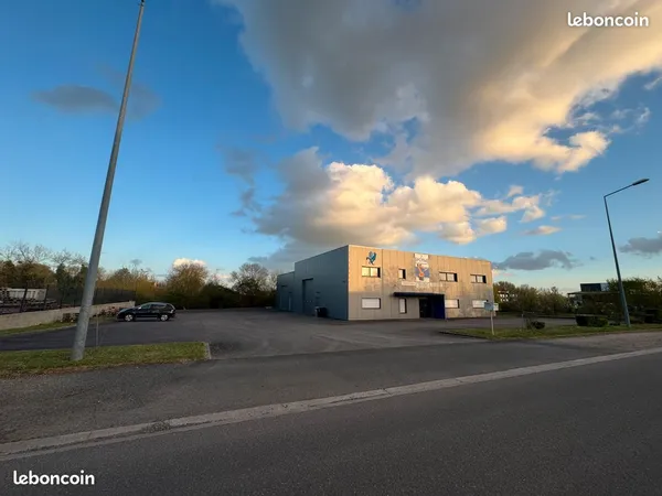 BUREAUX/ BÂTIMENT / ENTREPÔT 550 m² SUR TERRAIN DE 2 591 m² - ANCENIS-SAINT-GÉRÉON