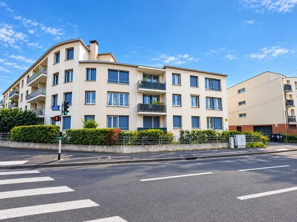 À découvrir, bel appartement T4 de 73 m2, situé au 1er étage