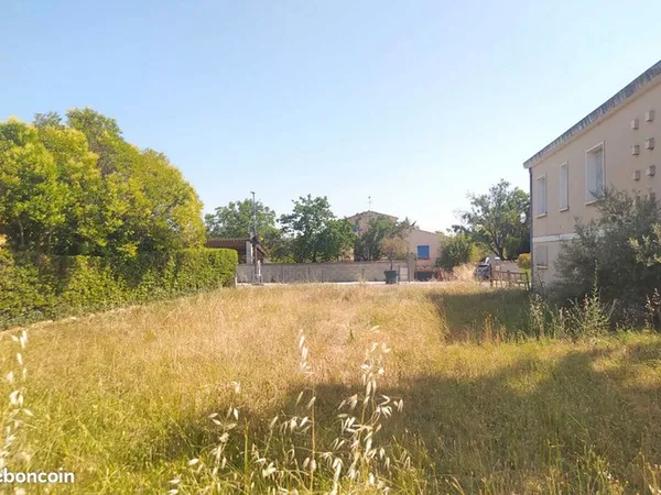 Terrain plat 422 m² - Centre de Corbières (04) - Emprise au sol possible de 147 m²