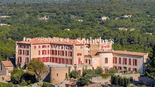 Château 100 pièces 5000 m²