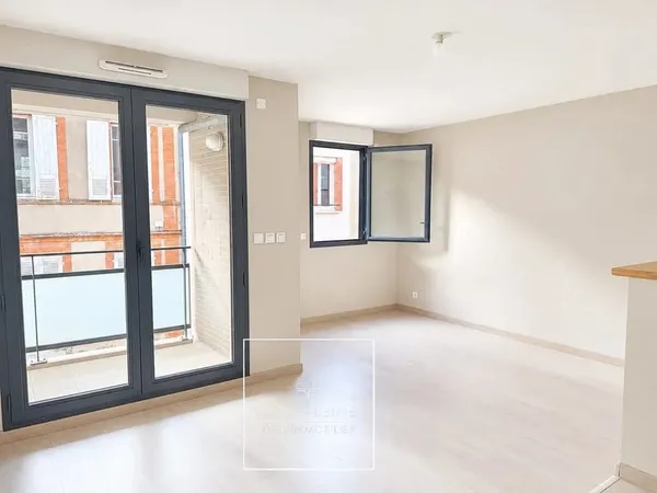 À VENDRE - GRAND STUDIO AVEC BALCON - POTENTIEL T2 - MÉTRO SAINT-MICHEL