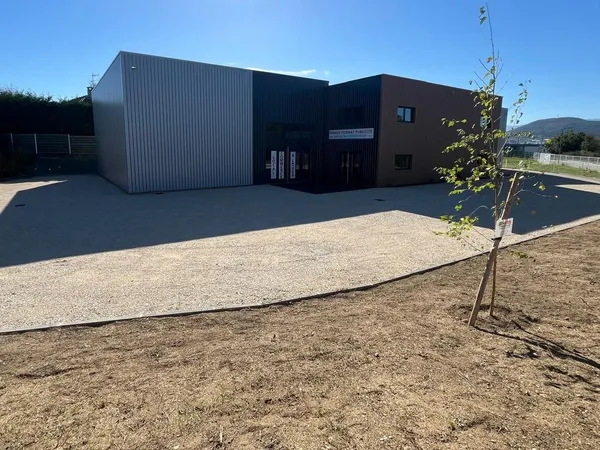 Local Commercial 430 m2 à DAVEZIEUX à avec Mezzanine