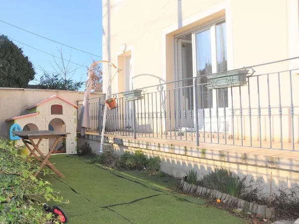 Comme une maison ! 155 m² avec cour privative, cave et parking