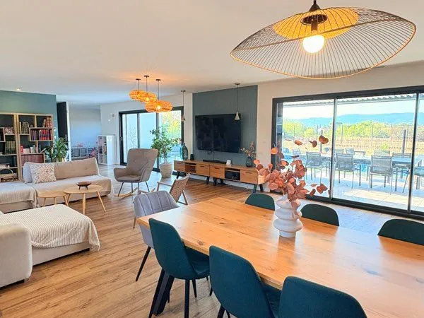 Villa contemporaine avec piscine et dépendance