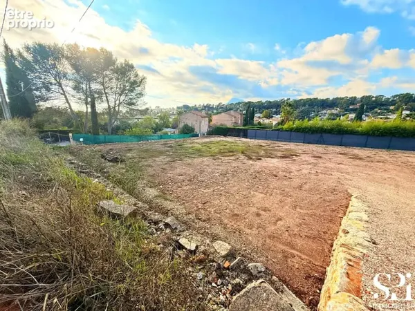 La crau terrain constructible de 1 216 m2 au calme