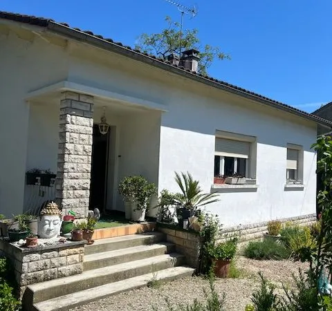Proche de nerac jolie villa sur sous sol semi enterree avec jardin et garages