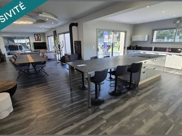 Maison de plain-pied 7 pièces 270 m²