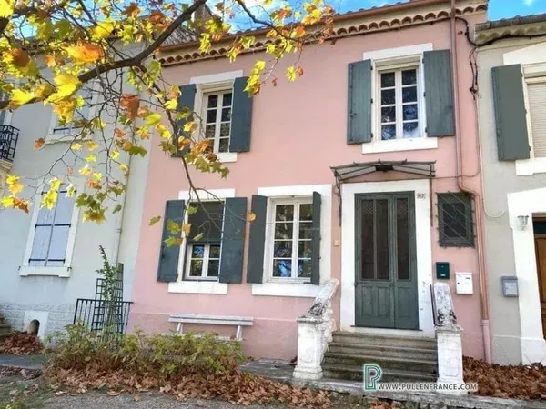 Jolie maison au bord du canal avec jardin et piscine dans un village animé près de Narbonne