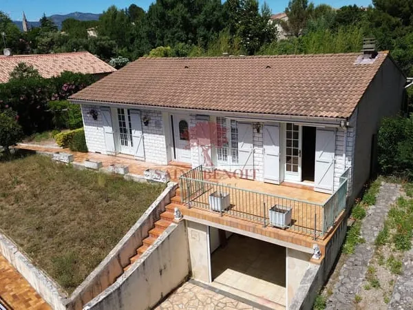 Villa de plain pieds de 121m2 de type t3 avec un bureau et un sous sol de 96m2