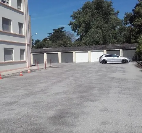 Garage avec mezzanine pour voiture ou rangement quartier Intermarché