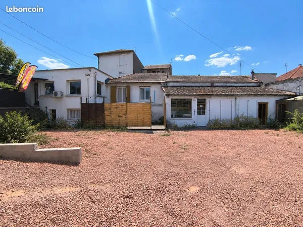 Immeuble avec local commercial et appartement