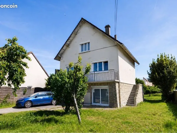 Vends maison familiale de 165 m² habitables, édifiée sur un terrain de 637 m², située au quartier de