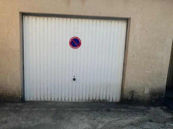 Titre : Local / Garage 32 m² de plain-pied - 190 /mois