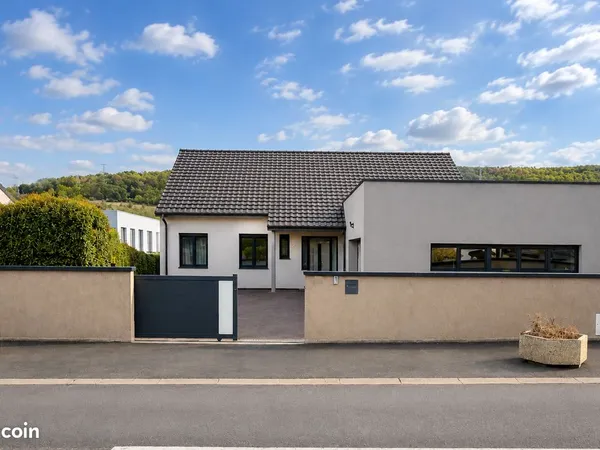 MAISON CONTEMPORAINE DE PLAIN-PIED - 165 m² - 10,14 ARES - 460 000