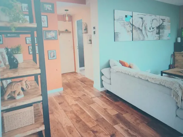 Maison moderne dans un quartier calme.
