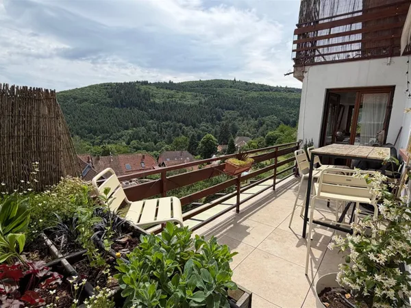 Maison d'architecte en Alsace avec vue panoramique jusqu'à la Forêt-Noire, terrasses et espace indép