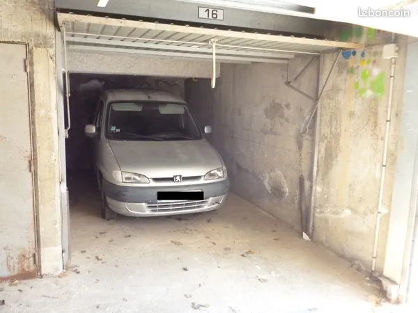 PARTICULIER vend garage fermé (lot nº16) situé dans une résidence sécurisée "Les Sources 1", à deux 