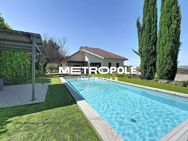 Villa de plain pied avec piscine