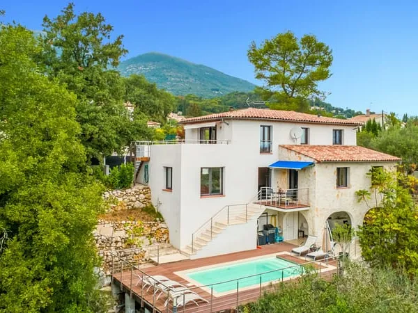 VILLA AVEC PISCINE ET RIVIERE