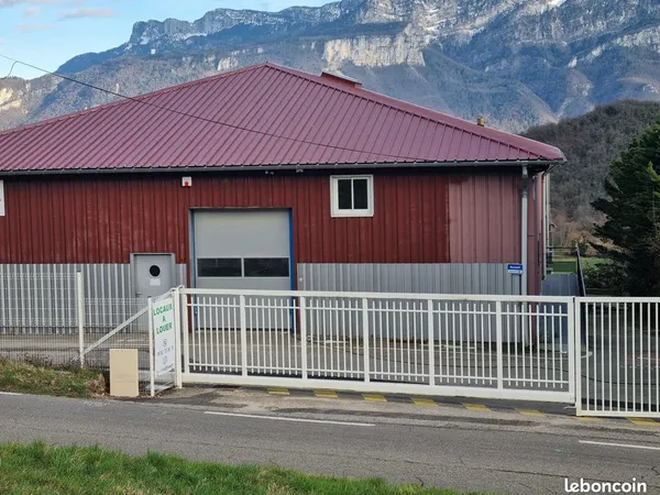 LOCAL D'ACTIVITE 253 m2, loyer 1050€ HT/mois