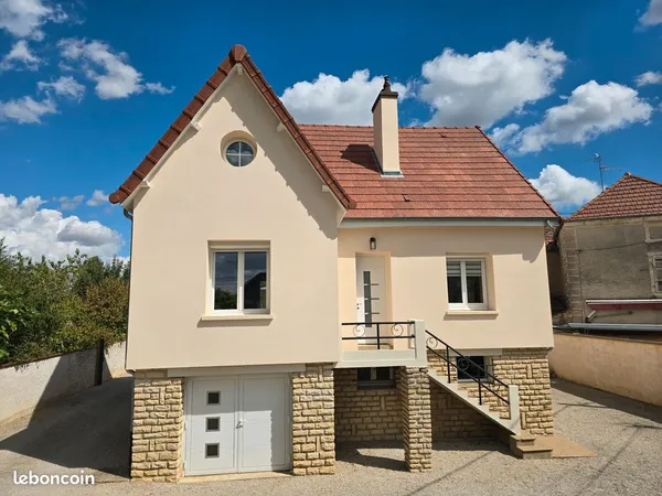 Maison familiale de 150m2 sur 2 niveaux avec sous-sol complet, terrain de 1924m2