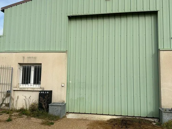 Entrepôt 230 m2 local bâtiment 936 euros