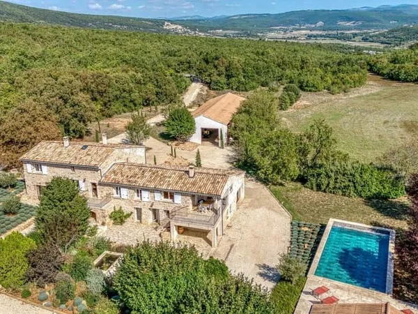 Ancienne ferme avec deux logements et dépendances à vendre près de Simiane-la-Rotonde