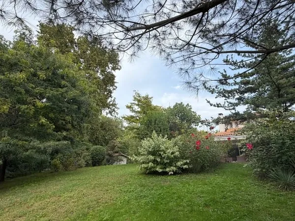 Propriété rare au bord de l'Eau Bourde GRADIGNAN 5 pièces 3 chambres + bureau sur un parc paysager