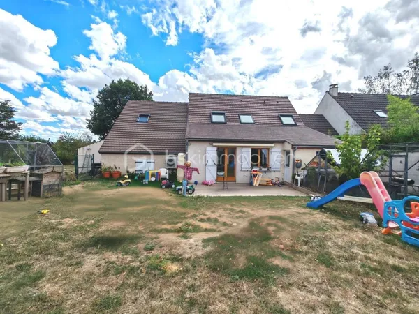 Charme d'une maison familiale spacieuse et sereine avec jardin, double garage, terrasses!