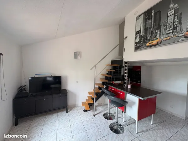 Joli 3 pièces en duplex situé dans une rue à 50m de la place aux Aires