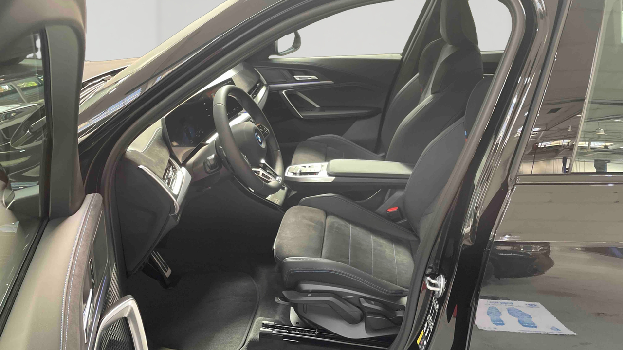 BMW iX1 eDrive20 — photo 11