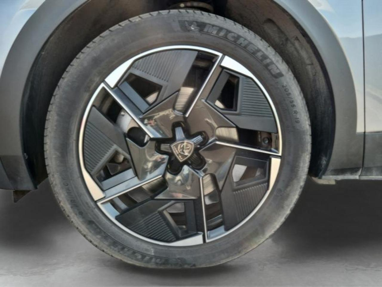 Peugeot 408 phev 225ch allure pack e-eat8 — photo 11
