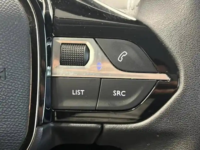Peugeot 208 e- 136ch like — photo 12