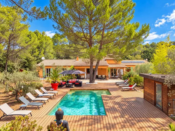 Villa provençale de 250 m2 avec piscine et potentiel de chambres d'hôtes à Lorgues.