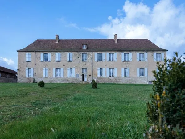 À VENDRE, appartement vendu loué dans un domaine F6 (112 m²)