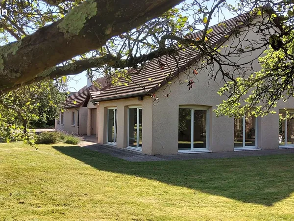 Belle maison de 360 m2 don 225 m2 Hab sur terrain de 5550m2 au centre de Pesmes. Cité de caractère