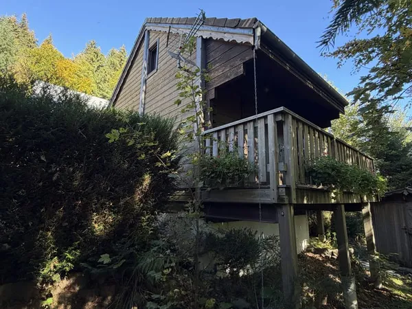Chalet individuel avec terrasse.