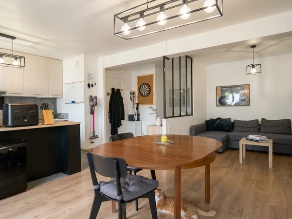 ROUZINS plein centre du village - Appartement T3 avec une place de parking