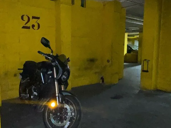 Emplacement parking moto / vélo sécurisé